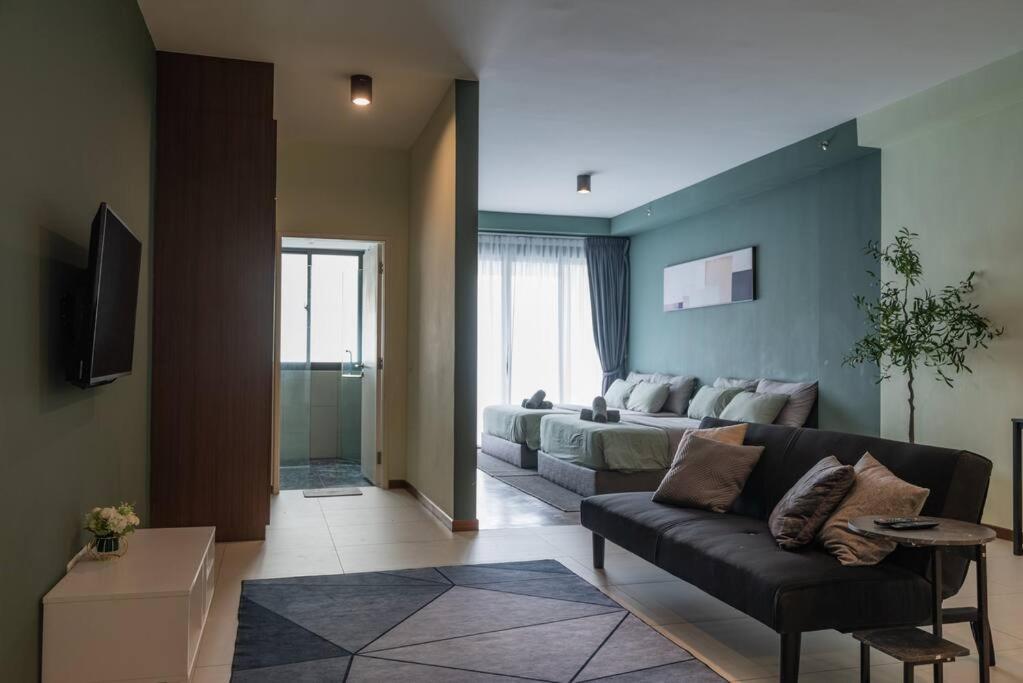 Deluxe Seaview Suite Twin Bed By The Only Bnb Tanjung Tokong Екстериор снимка