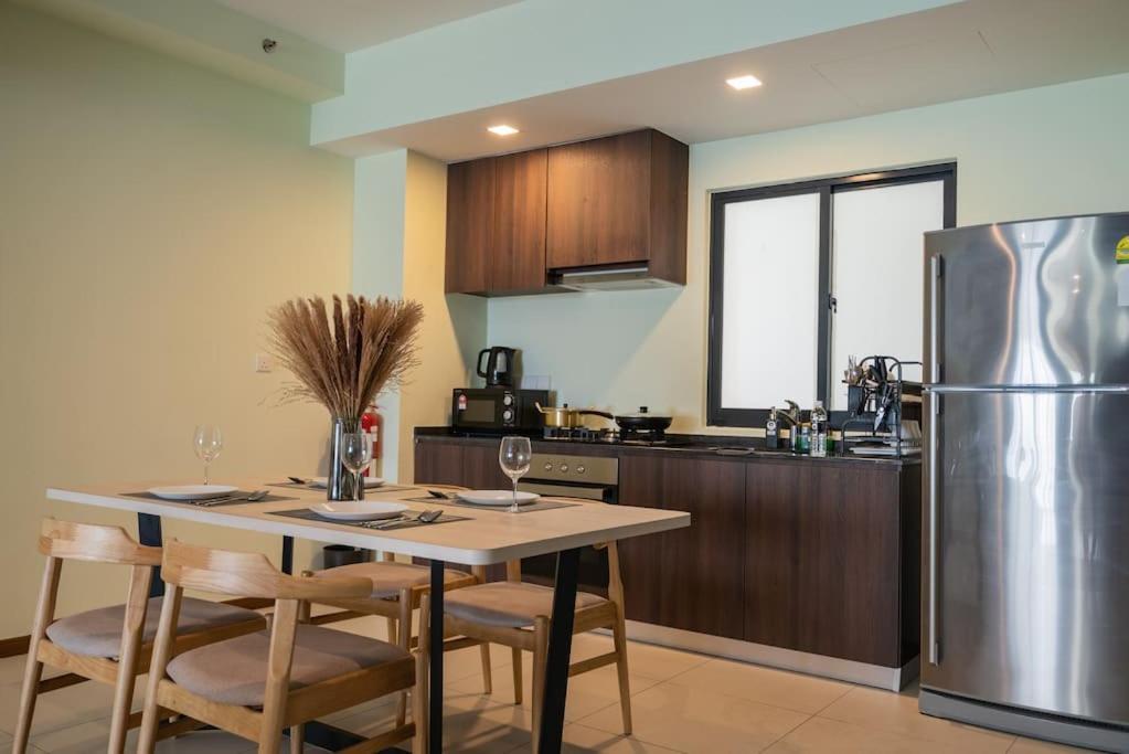 Deluxe Seaview Suite Twin Bed By The Only Bnb Tanjung Tokong Екстериор снимка