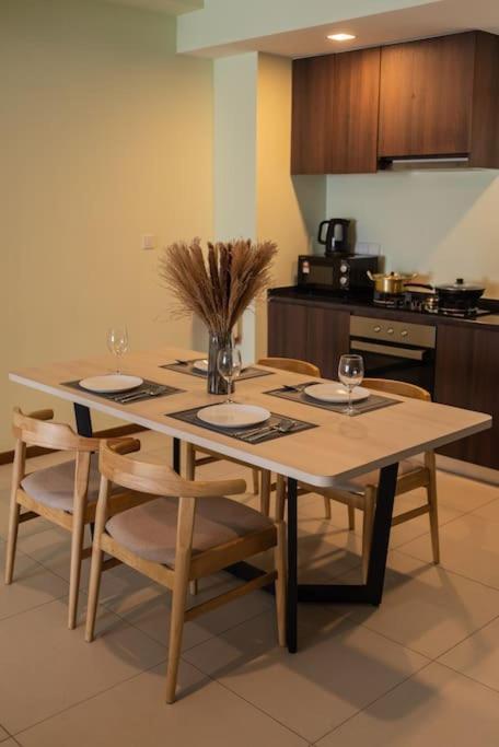 Deluxe Seaview Suite Twin Bed By The Only Bnb Tanjung Tokong Екстериор снимка