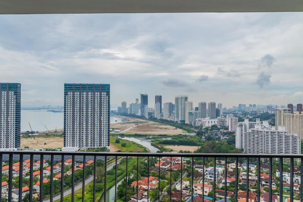 Deluxe Seaview Suite Twin Bed By The Only Bnb Tanjung Tokong Екстериор снимка